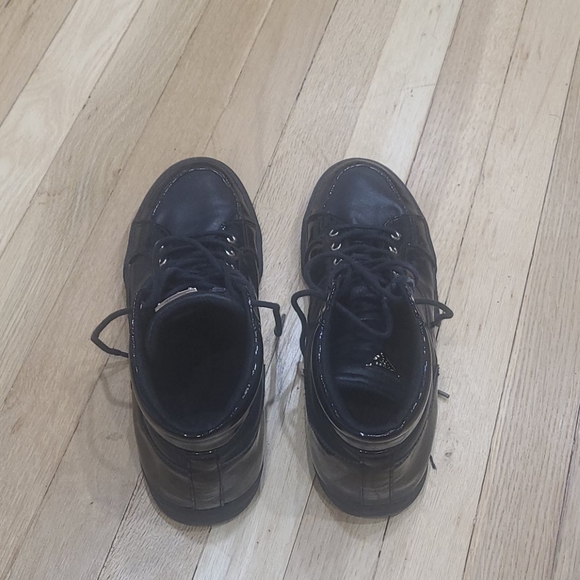 Used Black/Gold Guess mens sneakers 10.5🔥 - Picture 4 of 9